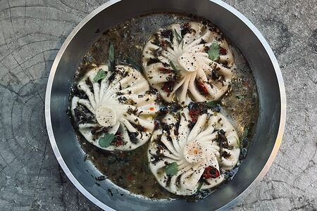 Хинкали из баранины с соусом чакапули