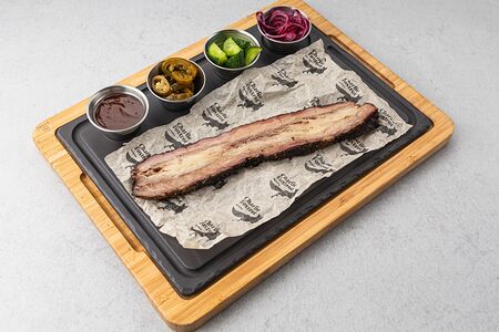 Томленая говяжья грудинка с перечным соусом