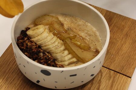 Овсяная каша с карамелизованной грушей 