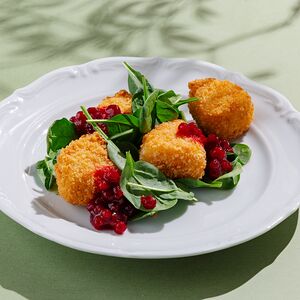 Жареный сыр с брусничным соусом