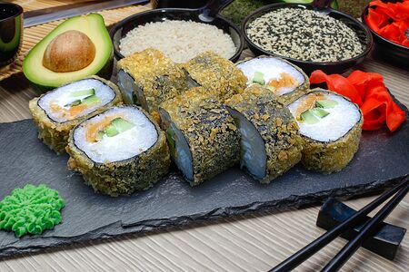 Горячий ролл Острый лосось