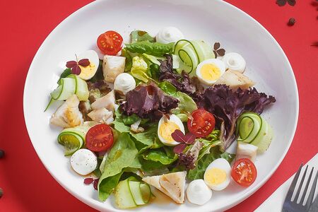 Салат с подкопченным судаком, овощами и перепелиным яйцом