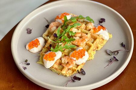 Вафля венская с креветками и красной икрой