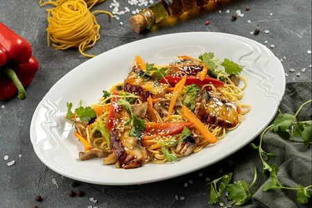 Лапша в азиатском стиле с угрем