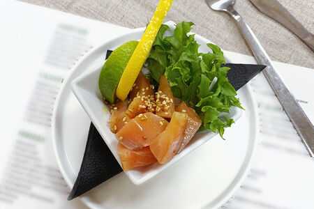 Чикетти Лосось слабой соли с листьями салата