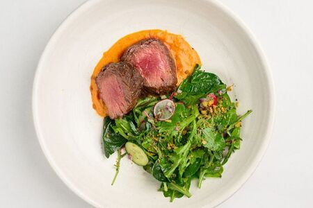 Филе-миньон с салатом и перечным соусом