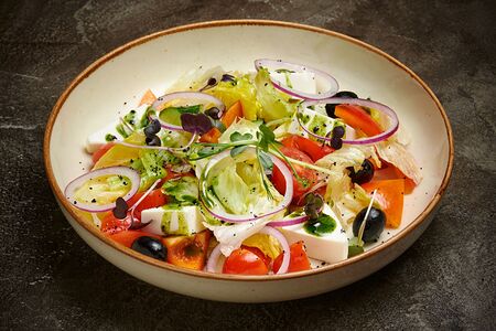 Салат в греческом стиле с фетаксой и свежими овощами
