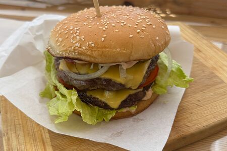 Большой бургер из говядины
