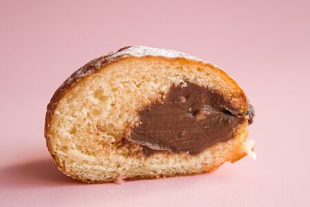 Пончик с шоколадным кремом 