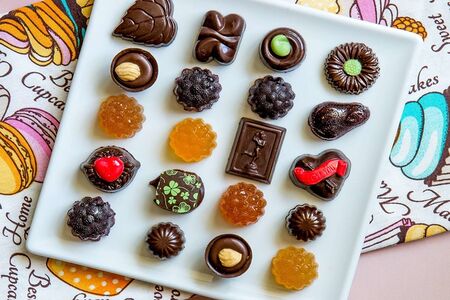 Шоколадные конфеты и мармелад 