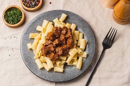 Гуляш из говядины с макаронами отварными 