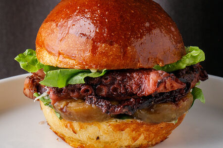 Бургер с марокканским осьминогом, инжиром и вишнёвой карамелью 