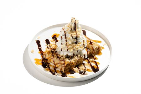 Блинчики с соленой карамелью,арахисом,шоколадом и сливочным кремом