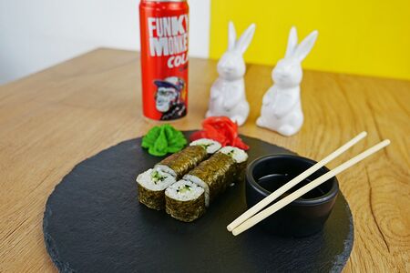 Классический ролл с огурцом