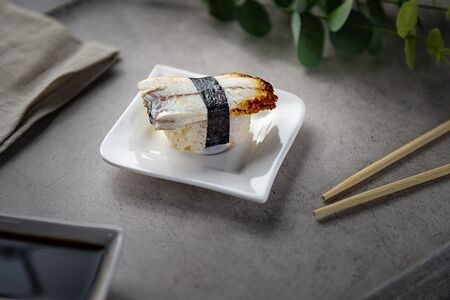 Суши с угрем