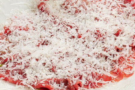 Карпаччо из говядины с дрессингом из руколы