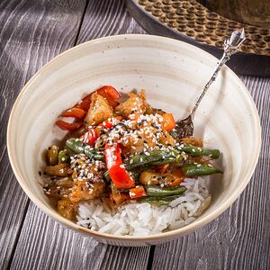 Куриное филе в азиатском стиле с овощами и рисом басмати