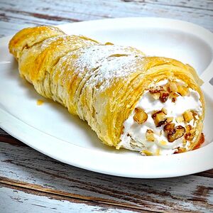 Хрустящий кошерный конус с кремом и орешками