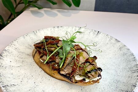 Брускетта с ростбифом и вялеными помидорами 