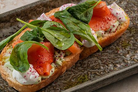 Брускетта с лососем и муссом из авокадо
