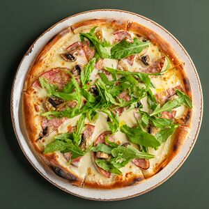 Пицца с ветчиной и грибами