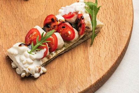 Брускетты Капрезе с кедровым орехом