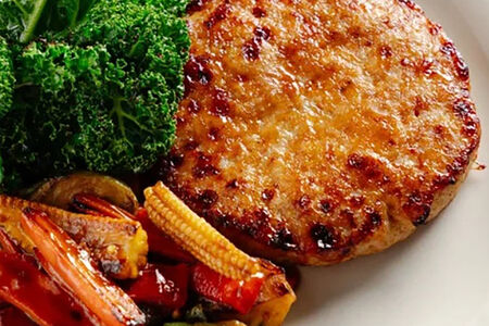 Куриная котлета, микроовощи и соус Жу