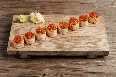 Ikura: красная икра, лосось, авокадо, огурцы