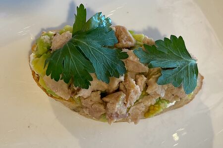 Брускетта с печенью трески и гуакамоле