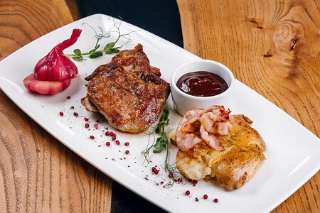 Свиная шейка с битым картофелем и свежими овощами