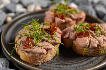 Брускетта с муссом из куриной печени