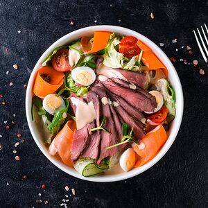 Салат с ростбифом и соусом цезарь-унаги