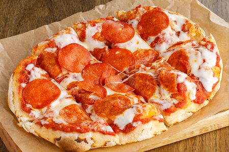 Пицца с колбасками и соусом BBQ