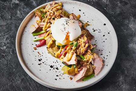 Салат с лососем горячего копчения 