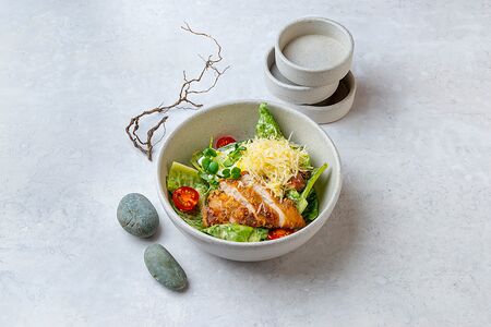 Цезарь-Сан с хрустящей курицей и яйцом пашот