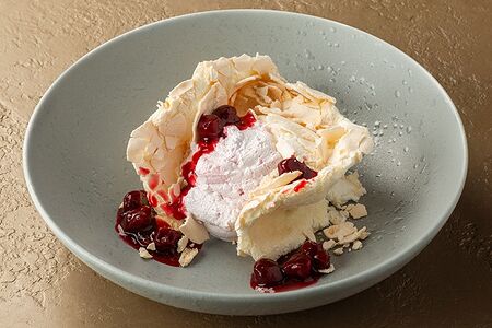 Воздушная меренга с вишней