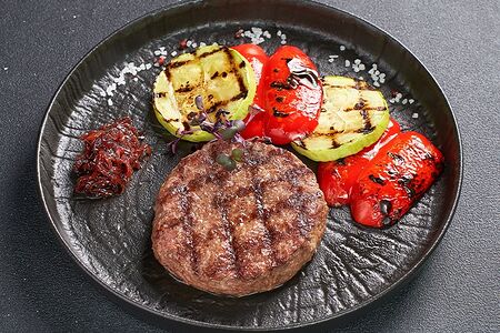 Рубленая котлета с овощами на мангале