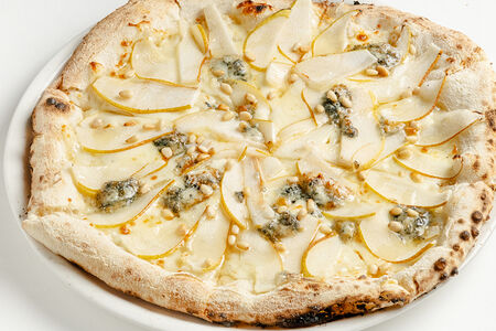 Пицца с грушей и горгонзоллой