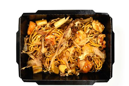 Яичная лапша с лососем, креветками и кальмаром