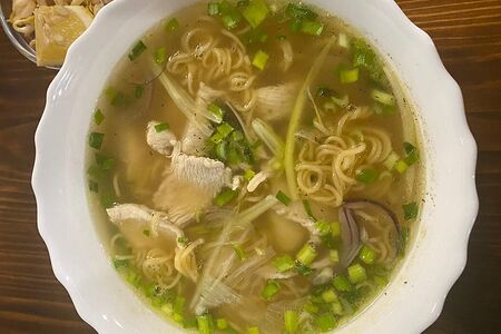 Ми Том Га с курицей и яичной лапшой