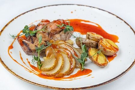 Утиная грудка с запеченной грушей и картофелем