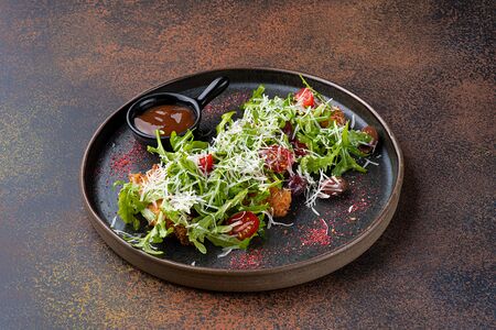 Куриный шницель с рукколой, пармезаном и маслинами Каламата