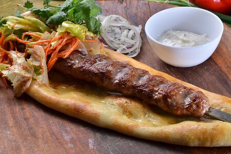 Лодочка люля-кебаб из баранины с салатом