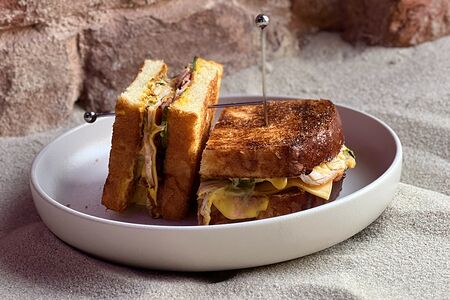 Сэндвич с пастрами из индейки, беконом, сыром, салатом и горчичным соусом