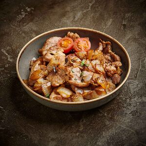 Свинина жареная с луком и чесноком