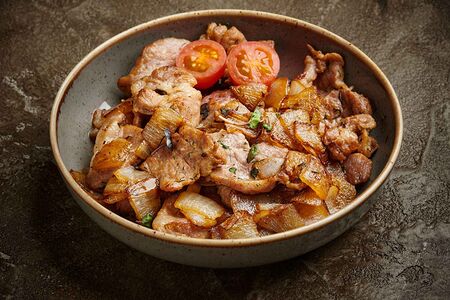 Свинина жареная с луком и чесноком