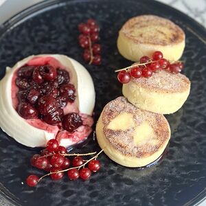 Сырники со сметаной и вишней