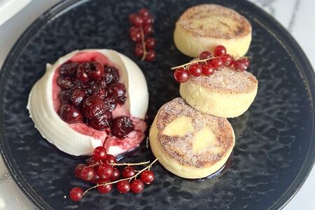 Сырники со сметаной и вишней