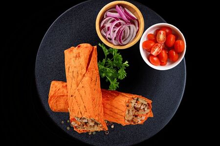 Шаурма с курицей в сырном лаваше