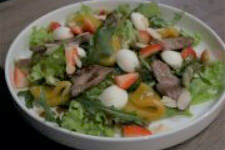 Салат с уткой, персиком, моцареллой и клубникой